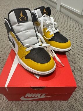 Nike Air Jordan 1 Mid sneakers in "Yellow Ochre" - size 3.5